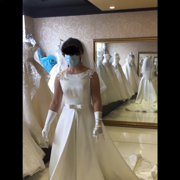 Bride's dress with pearled veil - Picture 3 of 7